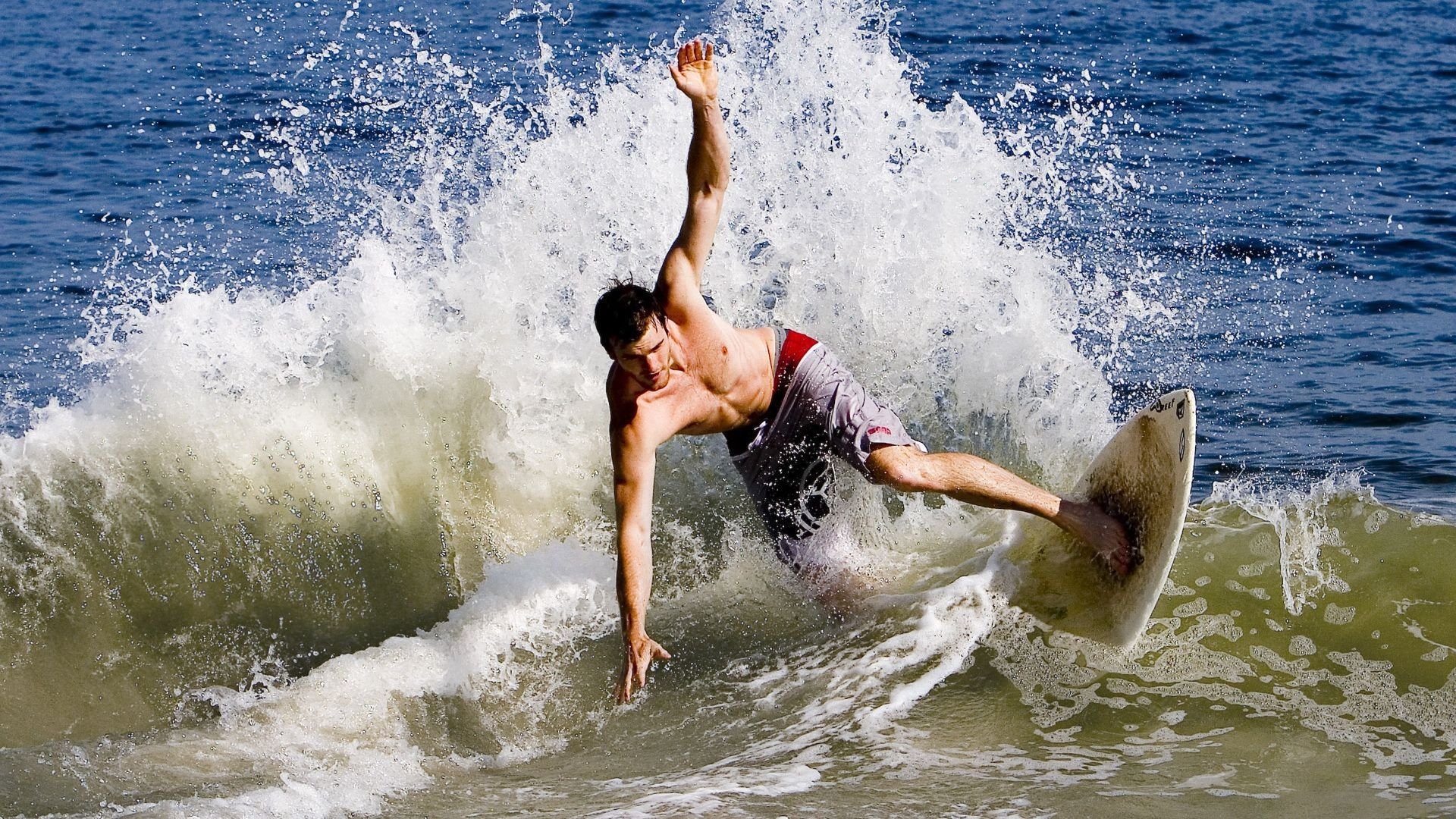 荷兰马术协会与科技公司合作,开发虚拟现实训练平台,提升骑手技能。